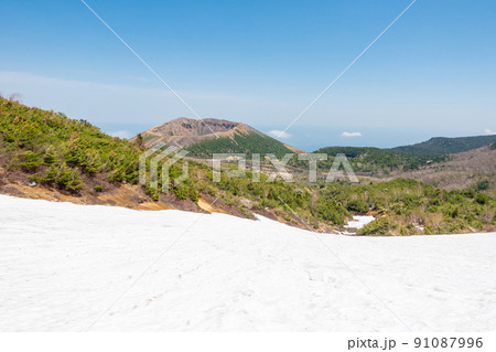 一切経山から望む 吾妻小富士 残雪 一切経山から望む 吾妻小富士 残雪 91087996