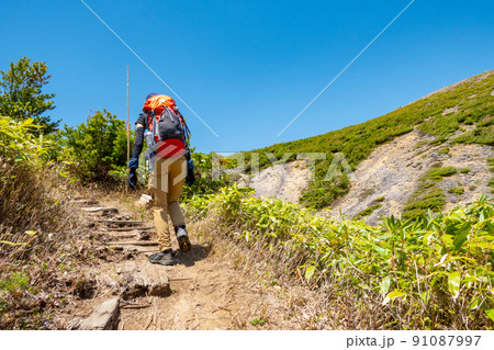 一切経山　登山者　女性　春 91087997