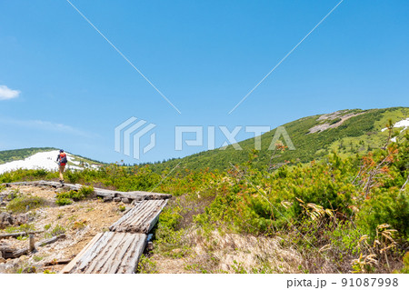 一切経山　登山者　女性　春 91087998