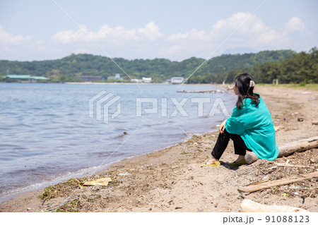 海を見つめる女性　Sea	 91088123