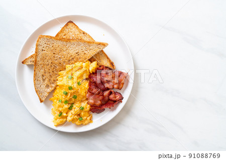 scrambled egg with bread toasted and bacon 91088769