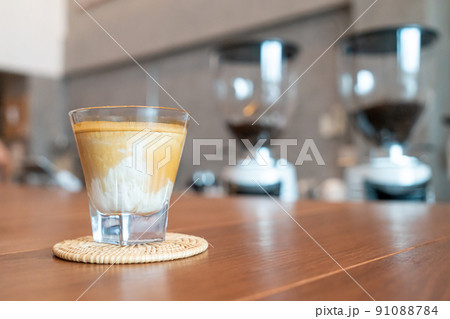 dirty coffee glass in coffee shop 91088784