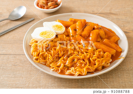 Rabokki (Ramen or Korean instant noodle and Tteokbokki) in spicy korean sauce 91088788