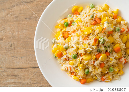 fried rice with mixed vegetable (carrot, green bean peas, corn) and egg 91088807