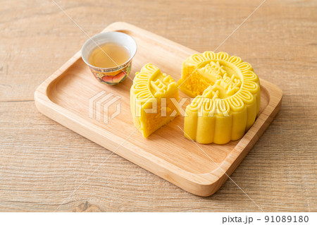 Chinese moon cake custard flavour Chinese moon cake custard flavour 91089180