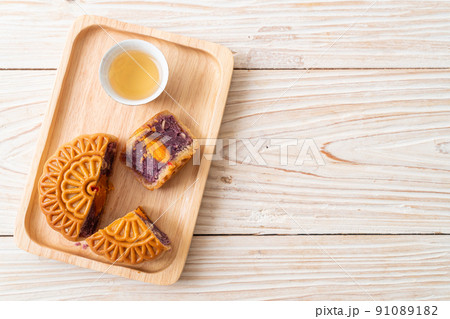 Chinese moon cake purple sweet potato flavour 91089182