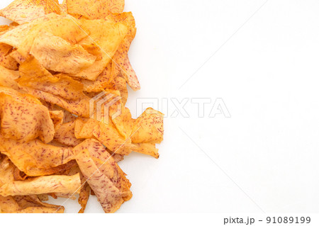 taro chips on white background 91089199