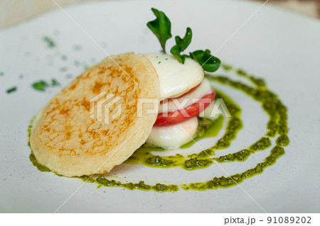 tomato with cheddar cheese and pesto sauce 91089202