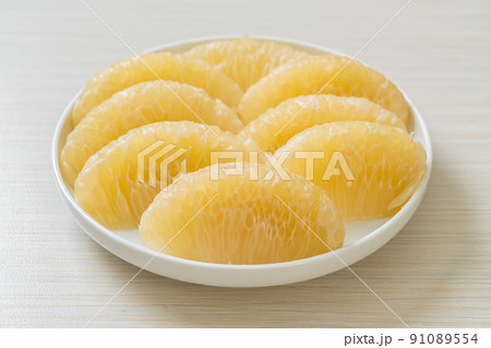 Fresh peeled pomelo, grapefruit or shaddock 91089554