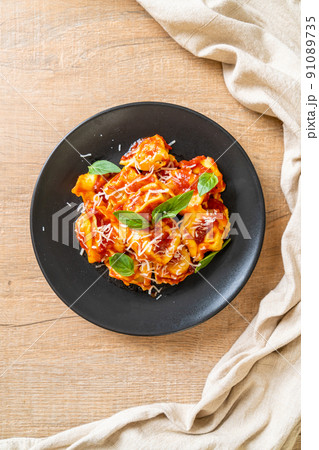 Italian tortellini pasta with tomato sauce 91089735