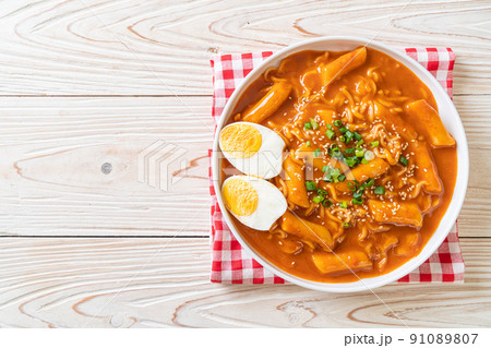 Korean instant noodle and Tteokbokki in Korean spicy sauce - Rabokki 91089807