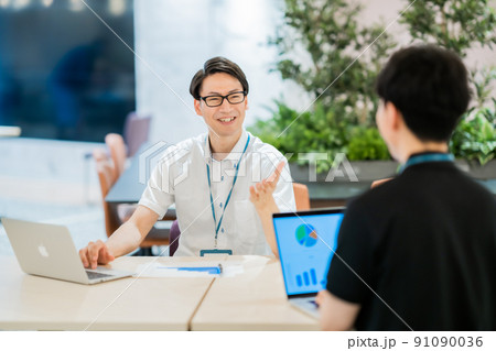 カジュアル姿の仲の良いビジネスチーム 91090036