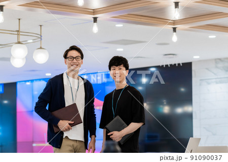 カジュアル姿の仲の良いビジネスチーム 91090037