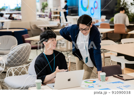 カジュアル姿の仲の良いビジネスチーム カジュアル姿の仲の良いビジネスチーム 91090038