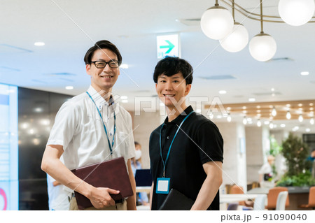 カジュアル姿の仲の良いビジネスチーム カジュアル姿の仲の良いビジネスチーム 91090040