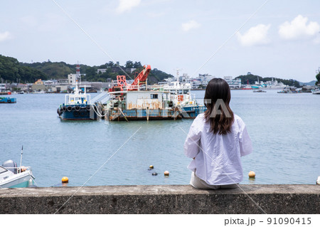 船着場で遠くを見つめる女性　Sea town 91090415