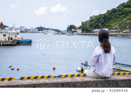 海を見つめる女性 Sea town 海を見つめる女性 Sea town 91090416