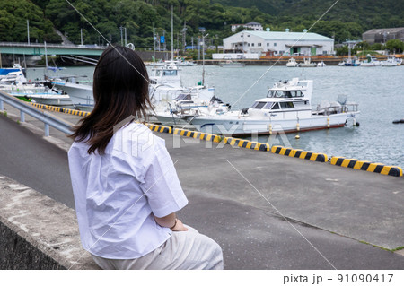 海を見つめる女性 Sea town 海を見つめる女性 Sea town 91090417