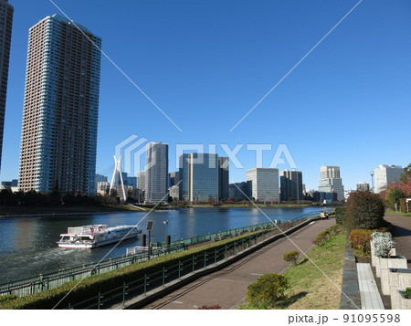 江東区の越中島公園からの眺め（隅田川・中央大橋・リバーシティ21・水上バス） 91095598