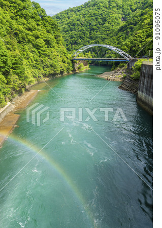 宮ヶ瀬ダム 観光放流の風景 宮ヶ瀬ダム 観光放流の風景 91096075