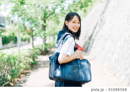 通学する女子高生 91096568