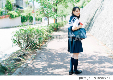 通学する女子高生 91096571