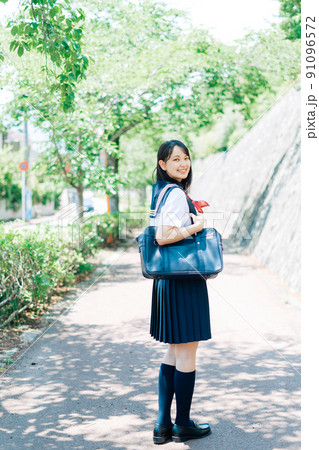 通学する女子高生 通学する女子高生 91096572