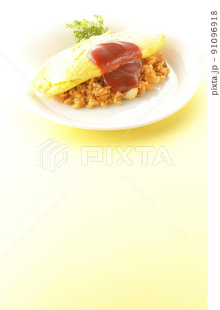 ケチャップがかかってるオムライス、チキンライスの上に乗るオムレツ。 ケチャップがかかってるオムライス、チキンライスの上に乗るオムレツ。 91096918