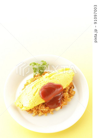 ケチャップがかかってるオムライス、チキンライスの上に乗るオムレツを俯瞰で撮影 91097003