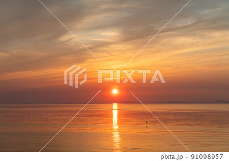 愛媛県四国中央市某所から見る瀬戸内の夕日 91098957