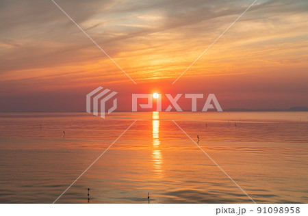 愛媛県四国中央市某所から見る瀬戸内の夕日 愛媛県四国中央市某所から見る瀬戸内の夕日 91098958