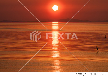 愛媛県四国中央市某所から見る瀬戸内の夕日 91098959