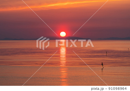 愛媛県四国中央市某所から見る瀬戸内の夕日 91098964