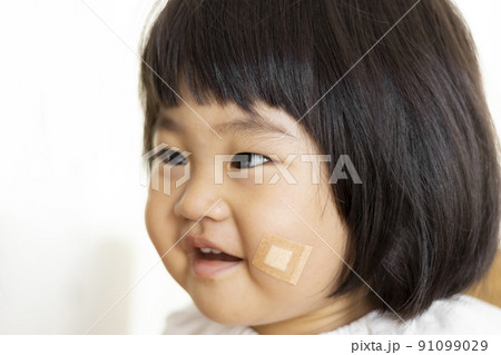 頬に絆創膏を貼った赤ちゃん(女の子、日本人、1歳11ヶ月) 頬に絆創膏を貼った赤ちゃん(女の子、日本人、1歳11ヶ月) 91099029