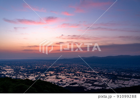 《富山県》水鏡の田園風景・砺波平野 91099288