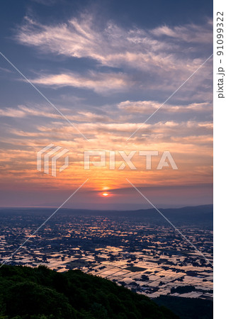 《富山県》水鏡の田園風景・砺波平野 91099322
