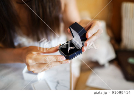 Box with rings in the hands of the bride 91099414
