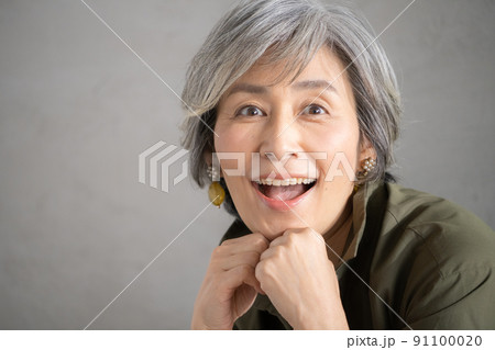 グレーヘア女性のポートレート 91100020