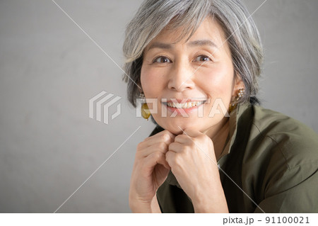 グレーヘア女性のポートレート 91100021