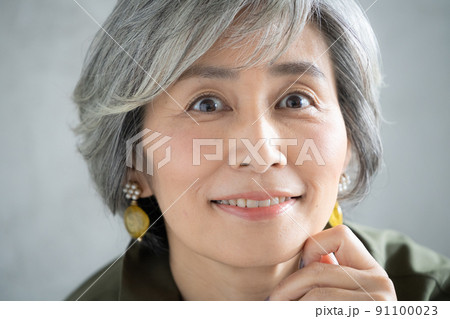 グレーヘア女性のポートレート 91100023