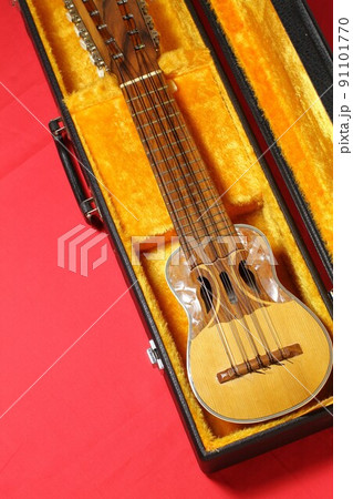 中南米音楽の民族楽器、ケースに入ったチャランゴ、赤バック 91101770