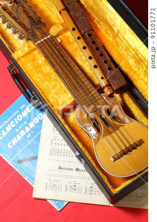中南米音楽の民族楽器、チャランゴとケーナ、赤バック 91101771