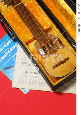 中南米音楽の民族楽器、チャランゴとケーナ、赤バック 91101772