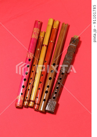 中南米音楽の民族楽器、ケーナとタルカ、赤バック 中南米音楽の民族楽器、ケーナとタルカ、赤バック 91101785