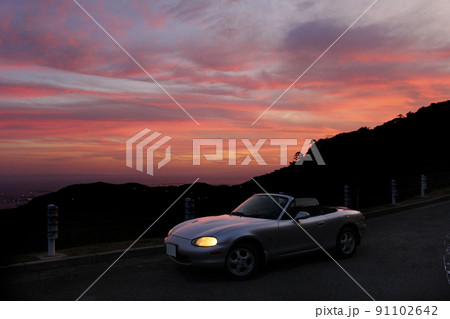 夕焼けと山とスポーツカー 夕焼けと山とスポーツカー 91102642
