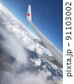 ハートがついた飛行機の羽と青空と雲 91103002