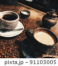 コーヒー豆のテーブルに置かれたコーヒー 91103005