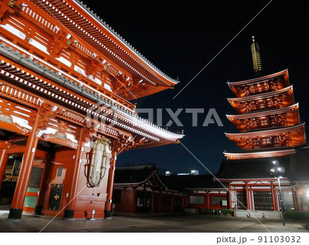 東京の観光名所　浅草寺・宝蔵門と五重塔 91103032