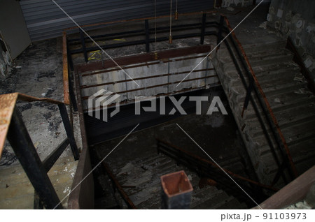 解体中の建物 コンクリート製の階段 91103973