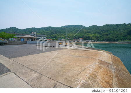 笠岡諸島最大の島・北木島 金風呂港と金風呂地区の町並み 岡山県笠岡市 笠岡諸島最大の島・北木島 金風呂港と金風呂地区の町並み 岡山県笠岡市 91104205